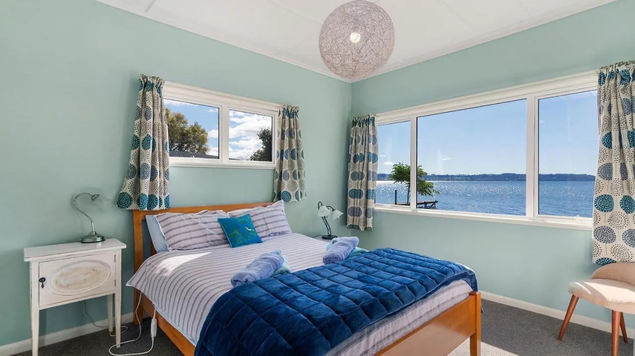 Blue Cottage On The Lake Rotorua